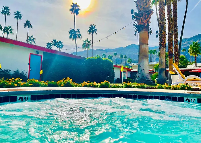 A Place In The Sun Hotel - Adults Only Big Units, 24H Heated Pool & Spa In 1 Acre Park Prime Location, Dog Friendly, Top Midcentury Modern Boutique Hotel
