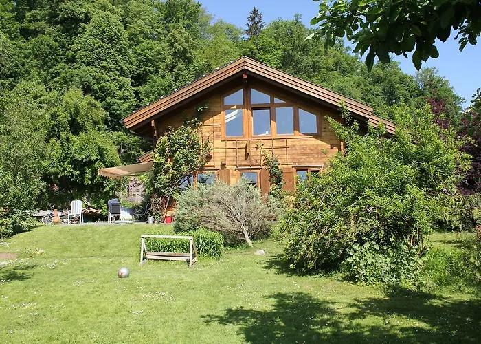 Zentrales Hotel: Holzhaus im Grünen B&B